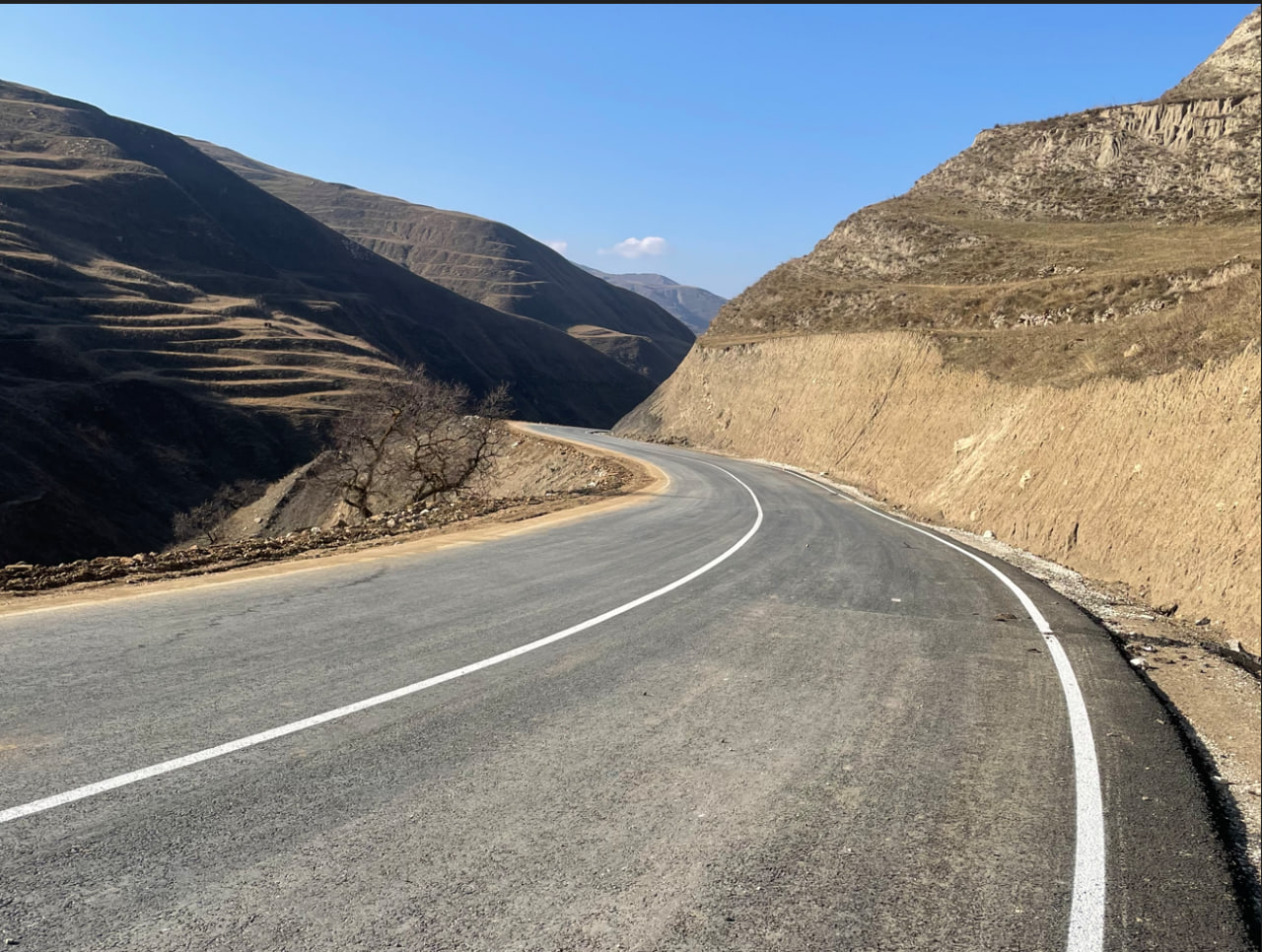 Благодаря нацпроекту в Дагестане проводят капремонт дороги к родине двух Героев СССР